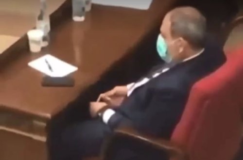 Пашинян замечен перебирающим четки на заседании парламента - ВИДЕО