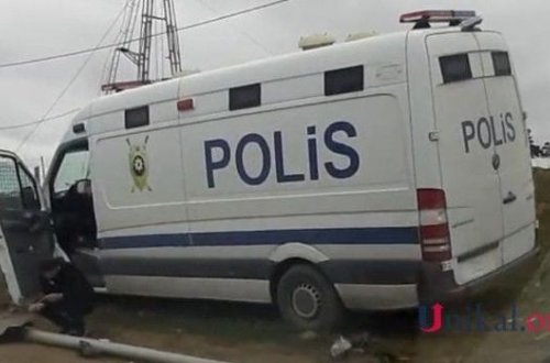Bakıda məhbus daşıyan polis maşını qəzaya düşdü - VİDEO