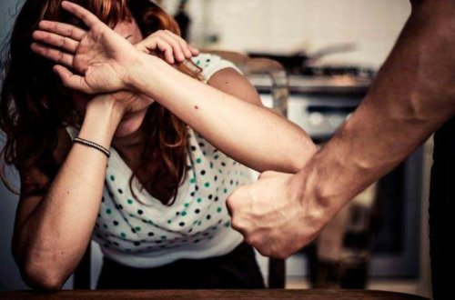 Azərbaycanda DƏHŞƏT: İntim münasibətdə olmadığı üçün qızı boğub öldürdü - FOTO