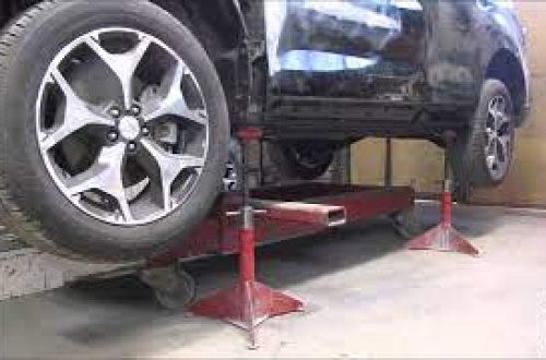 Maşın ustasının üzərinə avtomobil düşdü