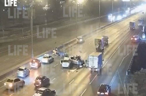 Moskvada yolda qalan yük maşını zəncirvari qəzaya səbəb oldu – VİDEO