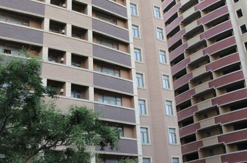 Жители плотно застроенных районов Баку: В квартиры не проникает дневной свет - ВИДЕО