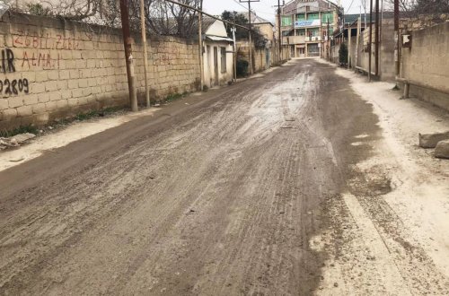 Bakıda yaşayış massivinin 6 ay əvvəl asfaltlanan yolu dağılıb