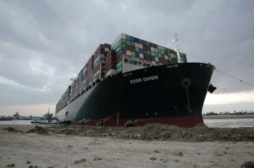 Süveyş kanalını bağlayan konteyner gəmisi ilişdiyi yerdən çıxarıldı - VİDEO