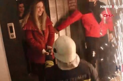 Türkiyədə liftdə qalan qızın xilaskarı ona evlənmək təklif etdi - VİDEO