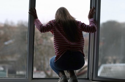 Очередное самоубийство: 17-летняя девушка бросилась с 9 этажа