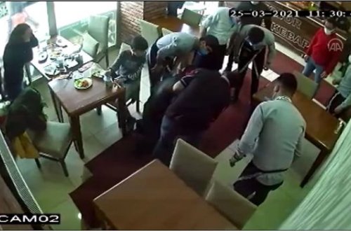 Ofisiant azyaşlı müştərinin həyatını xilas etdi - VİDEO