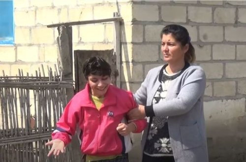 Əlilliyi olan 18 yaşlı qızın pensiyası kəsilib - VİDEO