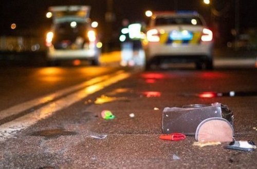 В Баку женщина бросилась под автомобиль