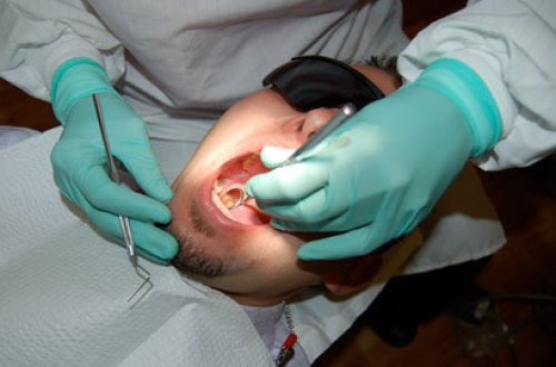 Həkim xəstənin dişinə iynə vurdu xəstə şok keçirdi