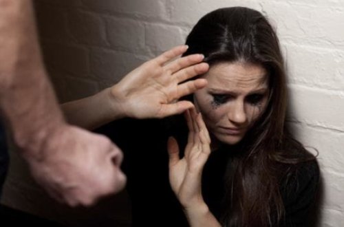 Azərbaycanda toyuq təmizləyə bilməyən gəlini döyüb, atasının evinə GÖNDƏRDİLƏR - FOTO