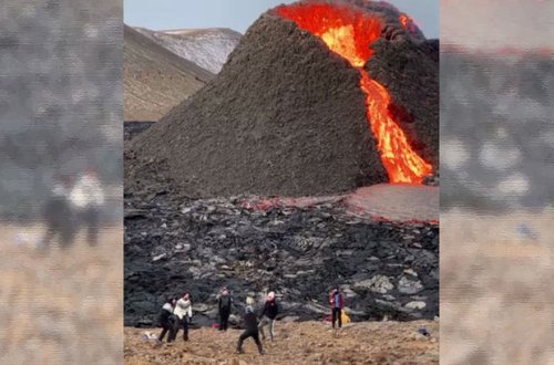 Püskürən vulkanın qaynar lavaları fonunda topla oynadılar - VİDEO