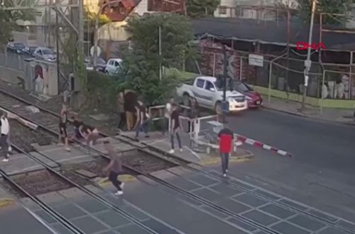 Həyatlarını riskə atıb dəmir yolu xəttinin üstündə əlbəyaxa davaya çıxdılar - VİDEO