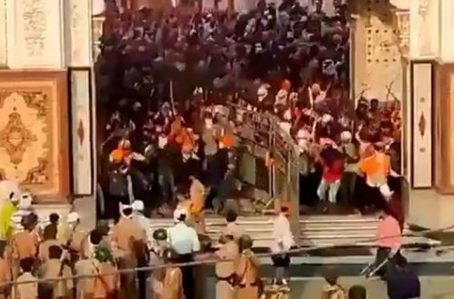 Mərasimə izn verilmədiyi üçün qılınclarını polislərin üzərində sınadılar - VİDEO