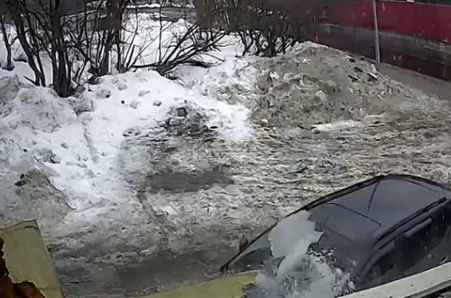 İri buz parçası minik avtomobilin üstünə düşdü – ANBAAN VİDEO