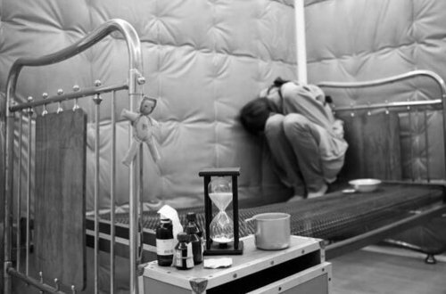 Azərbaycanda kişi özündən 30 yaş kiçik həyat yoldaşını dəlixanaya atdı - FOTO