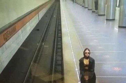 Metroda görünən qara geyimli xanım kameraya düşdü - Davranışı olay oldu - FOTO