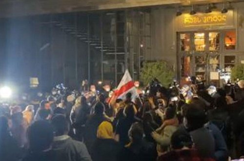 Jurnalistin qaldığı otel yumurta atəşinə tutuldu