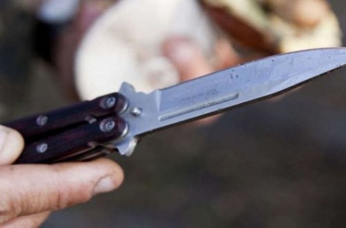 Avtomobilini təmir etdirməyə gələn şəxsi bıçaqladılar