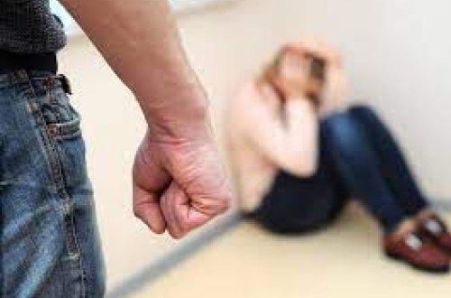 Gəncədə ər 30 yaşlı həyat yoldaşını döydü vəziyyəti ağırdır