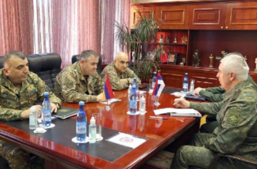 В Армении российских миротворцев встретили с сербским флагом - ФОТО