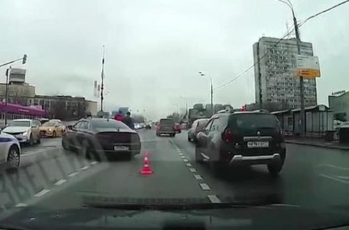 Dmitri Peskovun xidməti avtomobili qəzaya düşüb - VİDEO