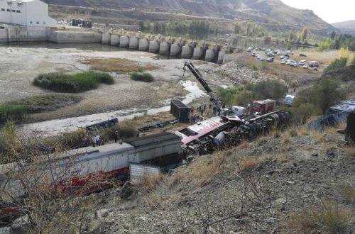 Qatar relsdən çıxaraq aşdı: Çoxlu sayda ölən var