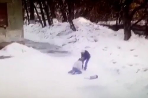 Məktəbli qızı saçından tutub, yerə yıxıb QARƏT ETDİ - ANBAAN VİDEO