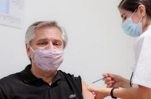 Привившийся российской вакциной президент Аргентины заболел коронавирусом