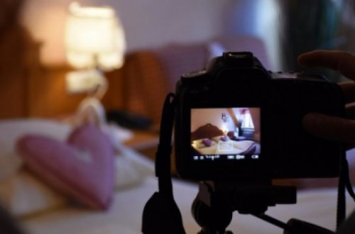 Azərbaycanda biabırçılıq! Arvadını yad kişiylə intim əlaqədə tutdu: Qadın pəncərədən qaçdı (VİDEO)