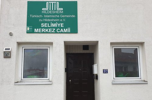 Almaniyada məscidə daşla hücum edilib – FOTO