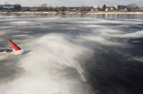 Üzən su nişanı buzu parçaladı - VİDEO