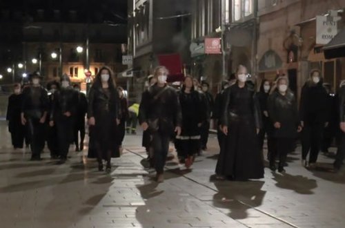 Fransalı aktyorlar yarıçılpaq etiraz aksiyası keçiriblər - FOTO