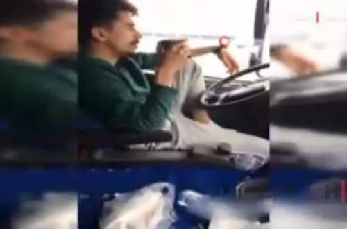 Qoşqulu yük maşını sürücüsündən sükan arxasında təhlükəli hərəkət – VİDEO