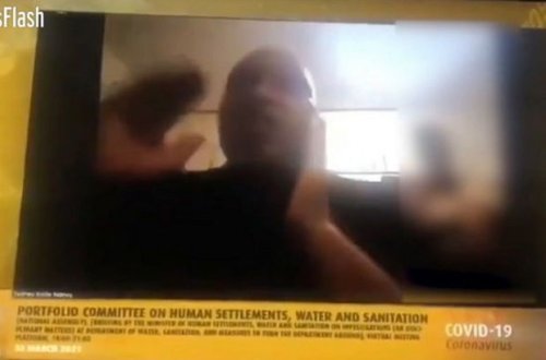 Onlayn konfrans zamanı məmurun arvadı kameralarda çılpaq göründü - VİDEO