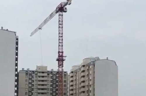 Bakıda təhlükəli anlar: Kran hər an aşa bilər - VİDEO