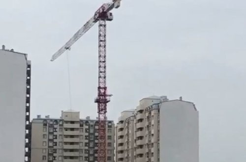 В Баку подъемный кран из-за ветра может опрокинуться в любой момент - ВИДЕО