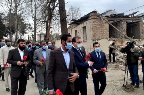 İƏT nümayəndə heyəti Gəncədə raket düşən ərazilərə baxıb - FOTO 