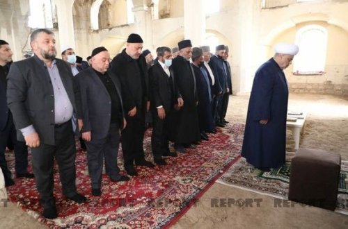 В Джума-мечети Агдама совершен коллективный намаз с участием Аллахшукюра Пашазаде - ФОТО