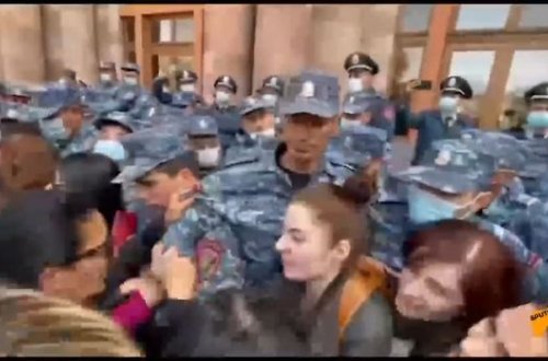 Erməni qadınlar İrəvanı bir-birinə vurdu: Polislə qarşıdurma davam edir - VİDEO