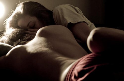 Məşhur yazıçı arvadını yataqda gənc oğlanla SEVİŞƏRKƏN TUTDU: 15 illik xəyanət üzə çıxdı - FOTO