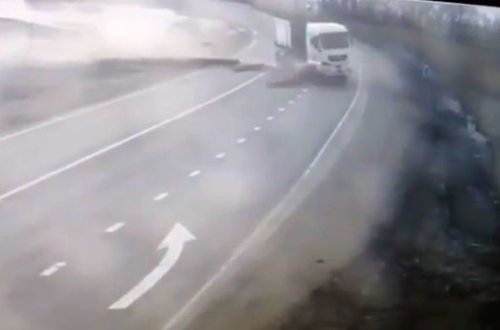 Taxta-şalban materialları yola töküldü: Ağır qəza baş verdi - VİDEO