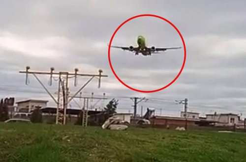 Rusiyada təyyarə qəzadan son anda xilas oldu - VİDEO