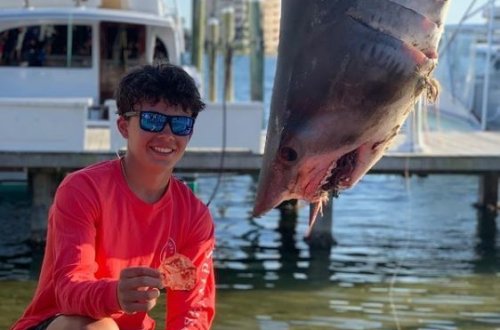 Yeniyetmə özündən böyük köpək balığı tutdu – FOTO/VİDEO