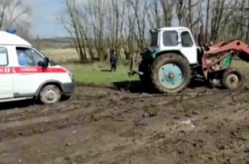 Rusiyada xəstə palçıqda batmış təcili yardım maşınında öldü – VİDEO