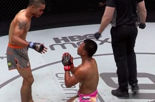 İdmançı rəqibini al-qana qərq etdi, sonra qarşısında diz çökdü - VİDEO