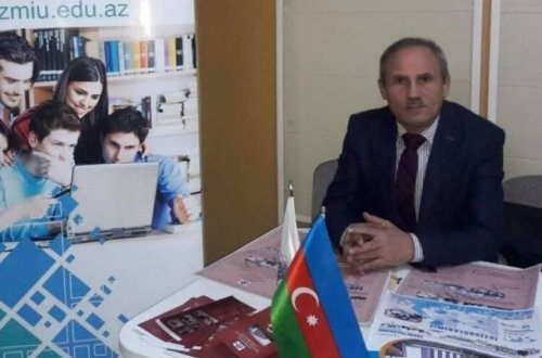 В Баку преподаватель вуза скончался во время урока