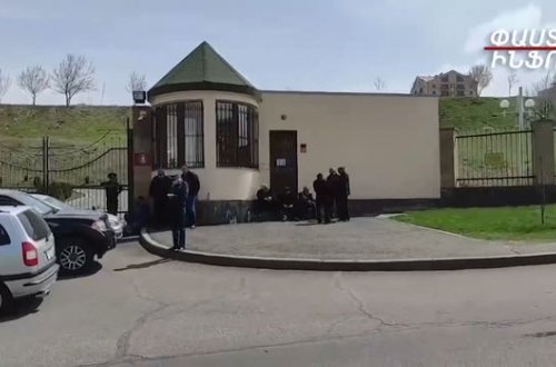 Ermənistanda əsgər valideynləri Müdafiə Nazirliyini blokadaya alıblar - VİDEO