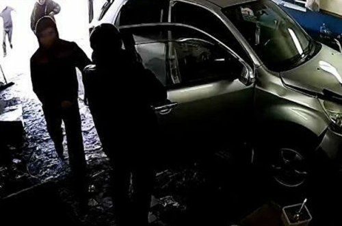 Qadın sürücü əyləclə qazı səhv saldı, təmirxana işçisini öldürdü - VİDEO