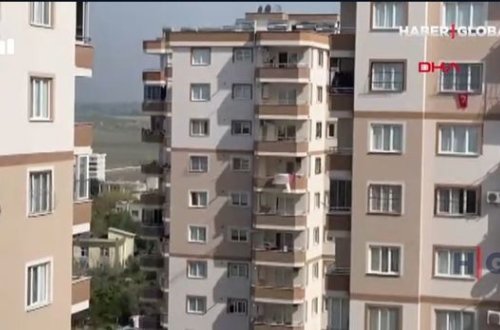 Kişi evdə olan bütün əşyaları doqquzuncu mərtəbədən həyətə atdı - VİDEO